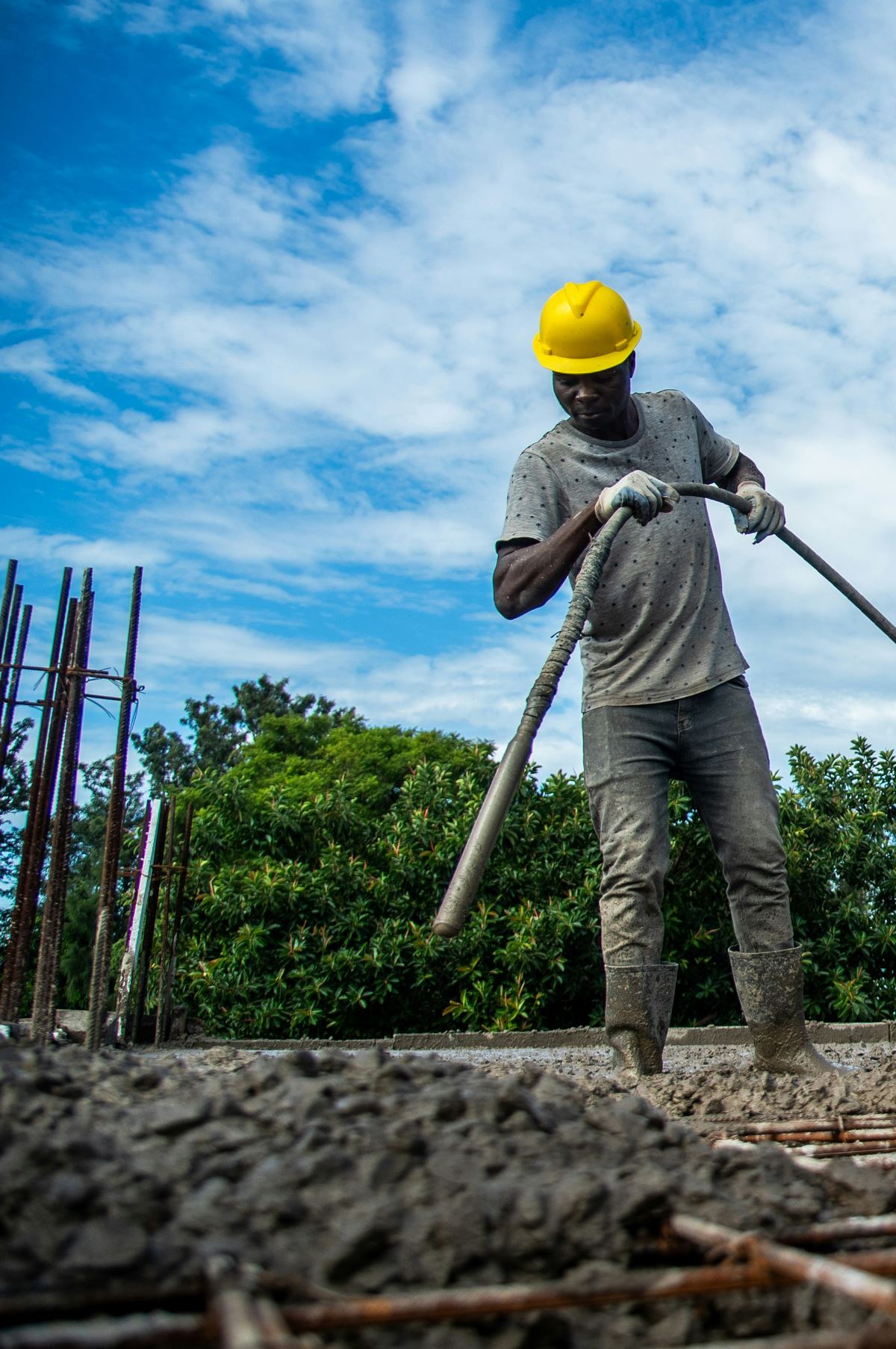 Bouwvakker trekt vers gestort beton over de wapening